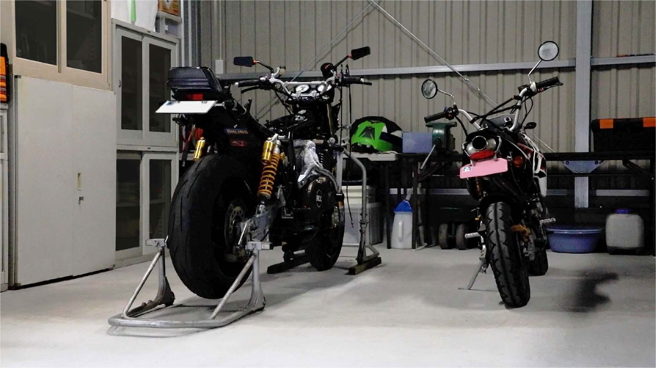 バイクを複数台収納するガレージの写真